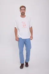 Camiseta blanca de manga corta con cuello redondo y estampado de un vaso de refresco andando en skate.