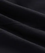 Campera bomber marrón de poliéster con cuello alto y cierre de cremallera. Puños y cintura elastizados.