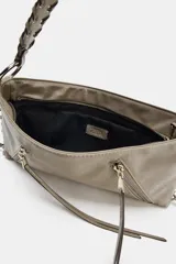 Bolso de hombro color gris topo, con formato rectangular y asa corta. Presenta dos bolsillos frontales con cierre de cremallera y detalle de tiras colgantes. El asa es de cuero trenzado con herrajes metálicos.