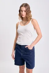 Musculosa blanca de breteles finos y corte ajustado.