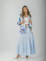 Falda larga de algodón celeste con corte campesino y diseño escalonado.