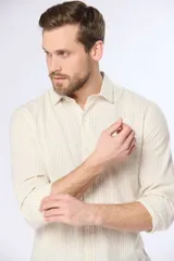 Camisa blanca de lino a rayas celestes, de manga larga, cuello mao y corte slim fit.