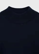 Sweater azul marino de punto fino con cuello perkins, corte oversize y mangas largas.