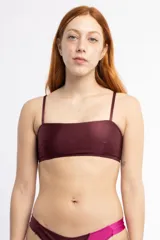Top de bikini bordeaux con escote recto y tirantes finos.