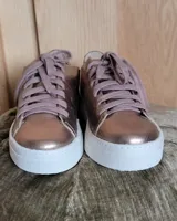 Zapatilla de cuero marrón con detalles en gamuza y suela blanca, con cordones.