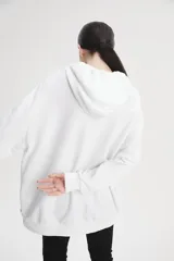 Buzo hoodie blanco de calce holgado con estampado de rosas y logo de Levi's en el pecho.