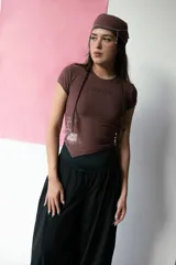 Top marrón de manga corta con estampado abstracto y corte irregular en el ruedo.