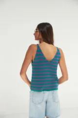 Musculosa de punto con rayas horizontales color verde y violeta, escote en V y breteles anchos.