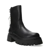 Botas de caña media color negro, con plataforma track y cordones con strass.