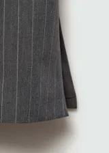 Top palabra de honor gris con finas rayas verticales blancas, de corte ajustado y cierre trasero con cremallera invisible.