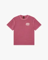 Remera color borgoña con cuello redondo y mangas cortas. Estampado pequeño en el pecho con el logo de la marca Deus Ex Machina.
