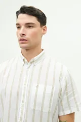 Camisa de manga corta confeccionada en lino y algodón, con fit regular y logo bordado.