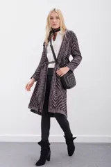 Kimono midi estampado con mangas largas y lazo en la cintura.