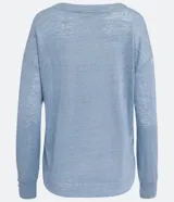 Blusa celeste de viscosa con cuello redondo, mangas largas y puños con botones.
