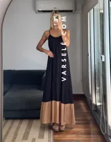 Vestido largo verde oliva con breteles finos regulables y corte a la cadera con volado color beige.