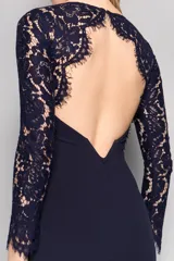 Vestido largo de fiesta color azul marino, con mangas largas de encaje floral y falda recta.