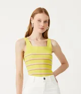 Musculosa de punto color amarillo con rayas horizontales rosas y marrones, escote cuadrado y textura acanalada.