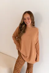 Buzo negro de viscosa, de corte amplio y mangas largas.