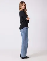 Remera de algodón negra de manga tres cuartos y cuello redondo.