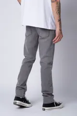 Pantalón de jean gris oscuro, de corte recto, con bolsillos delanteros y traseros.