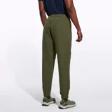Pantalón jogging color verde oliva confeccionado en nylon reciclado con tecnología DWR (Durable Water Resistance). Cuenta con cintura y puños elásticos, cordón de ajuste naranja, dos bolsillos laterales abiertos y un bolsillo con cierre en la parte superior.