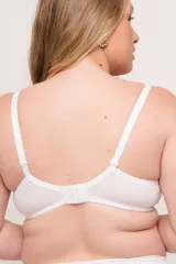 Soutien blanco con copa armada y aro, confeccionado en lycra y microtul. Breteles anchos regulables en microtul y espalda con broche reforzado regulable.