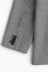 Blazer oversized de doble botonadura con solapas de pico y botones adelante. Modelo con hombreras, bolsillo superior insertado, bolsillos delanteros con solapa y botones decorativos en los puños. Abertura atrás. Forrado.