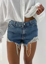 Short de jean de tiro alto con ruedo desflecado y dos estrellas rojas estampadas en la parte trasera.