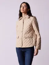 Campera capitoneada negra marca Weatherproof, con cuello con solapa, abertura central con botones metálicos, bolsillos delanteros y forro interno a tono.