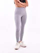 Calza larga gris claro de tiro alto, confeccionada en tejido de punto elástico.