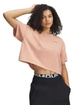 Remera corta color salmón con logo de la marca en el pecho.