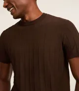 Remera de manga corta color marrón, con cuello redondo y textura acanalada vertical. Confeccionada en viscosa y poliamida.