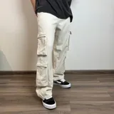 Pantalón jean celeste de corte holgado con múltiples bolsillos tipo cargo.