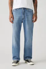 Pantalón de jean celeste, de corte recto y tiro medio.