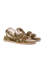 Sandalias chatas de gamuza color verde oliva con plataforma corrida forrada y tachas doradas.