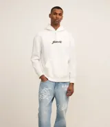 Pantalón baggy de jeans celeste con estampa de letras estilo grafiti en blanco.
