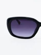 Lentes de sol negros con marco rectangular y lentes degradé de negro a violeta.