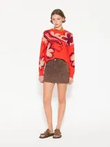 Sweater de tejido frío confeccionado en jacquard tricolor con estampado de flores. De silueta amplia y relajada, con largo a la primera cadera y mangas largas. Su calce aporta una caída fluida y contemporánea.