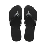 Ojotas Havaianas negras con textura en la plantilla y logo de la marca en las tiras.