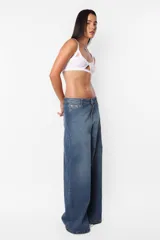 Pantalón denim wide leg, tiro medio, color azul.