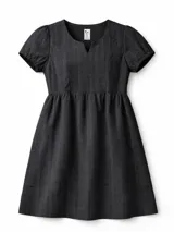 Vestido corto negro de broderie, con mangas cortas abullonadas y escote en V. Presenta un corte imperio con frunce en la cintura y falda acampanada.