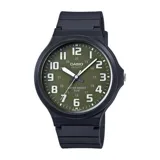 Reloj Casio modelo MW240-3BVDF, con caja y correa de resina negra, esfera verde militar con números arábigos blancos y agujas luminiscentes.
