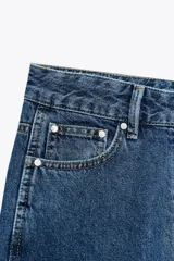 Pantalón de jean azul oscuro, de tiro alto, corte wide leg y relaxed fit.