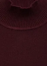 Jersey de punto de canalé color borgoña con cuello perkins y mangas largas. Diseño recto y tejido de punto medio.