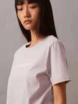 Remera rosa de algodón con cuello redondo y logo "Calvin Klein Jeans" estampado en el pecho.