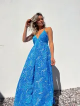 Vestido largo de tirantes finos con estampado paisley en tonos azules y dorados.