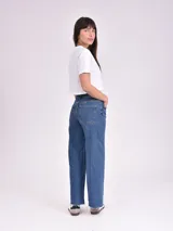 Pantalón de jean azul de corte ancho y tiro alto.
