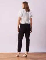 Pantalón verde esmeralda de gabardina elastizada, marca Zac & Rachel. Corte recto, pretina ancha pespunteada, bolsillos simulados y largo al tobillo.