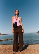 Pantalón marrón de lino de corte ancho con cintura elástica y cordón ajustable.