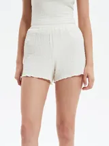 Short negro de tejido texturizado con cintura elástica.